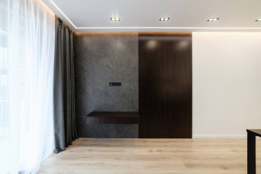 Geniş pencereli, aydınlık ve karanlık duvarlı evin tasarımcısı.