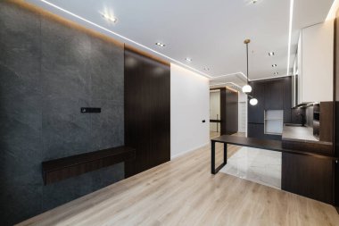 Mutfakta karanlık ve aydınlık bir duvar olan Stüdyo mutfağının yeni şık iç mimarisi.