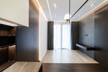 Aydınlatma ve pencereli karanlık ve aydınlık cepheli yeni mutfak