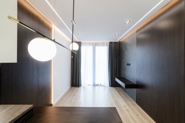 Karanlık ve aydınlık duvarlı boş bir oda