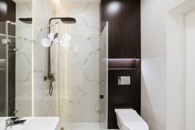 Dünyanın doğal siyah odunu. Banyo içi aydınlık.