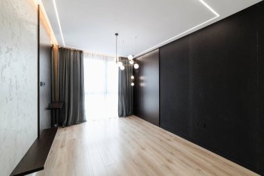 Geniş pencereli yeni bir evde boş bir odanın modern iç tasarımı