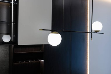 ev tasarımında modern ve şık bir lamba
