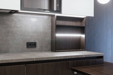 Beyaz cepheli gri masa üstü ve New Kitchen 'da ışıklandırma.