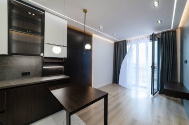 Karanlık Mobilyalı Modern Stüdyo Mutfağı Büyük Pencere Işıklandırması