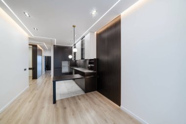 Yeni evinizde siyah mobilyalarla büyük mutfağı temizleyin.