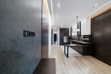 Yeni bir evdeki iç dizayn stüdyosu.