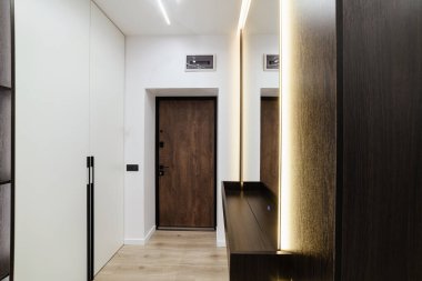 Işıklı ve zeminli bir aynayla koridorun yeni parlak iç kısmı.