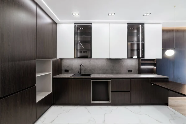 Interior Una Nueva Cocina Con Muebles Oscuros Fachadas Luminosas — Foto de Stock