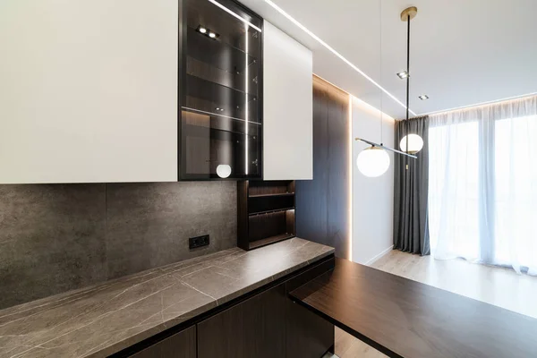 スタイリッシュな現代的なインテリアデザインの家の新しい大きなキッチン — ストック写真