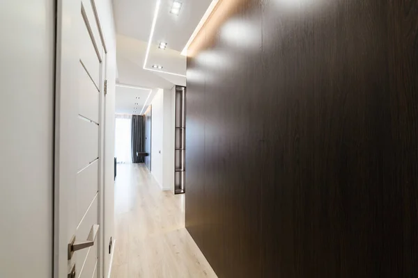 Interior Rumah Baru Dengan Dinding Kayu Dan Pintu Putih — Stok Foto