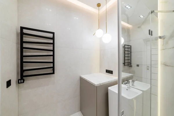 Sauberes Und Modernes Badezimmer Mit Glasdusche — Stockfoto