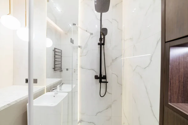 Nová Čistá Prázdná Koupelna Skleněnou Sprchou Bílými Dlaždicemi — Stock fotografie