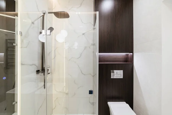 Světlý Koupelna Interiér Dřevěnou Sprchou — Stock fotografie
