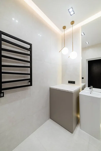Foto Vertical Interior Banheiro Com Lâmpadas Espelhos Iluminação — Fotografia de Stock