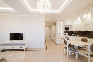 Mutfak alanı ve beyazlı odalar.