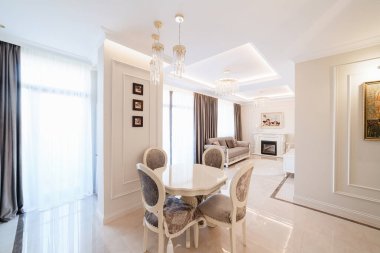 Yuvarlak masalı odanın modern iç tasarımı.