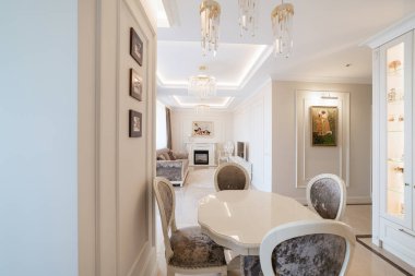 Dairenin modern iç tasarımı. Hepsi beyazlar içinde