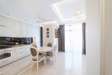 Evin modern iç tasarımı. Geniş pencereli mutfak.