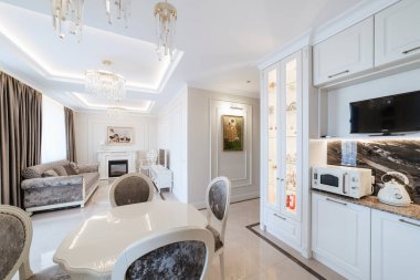 Mutfağın modern iç tasarımı. Mobilyalar şık.