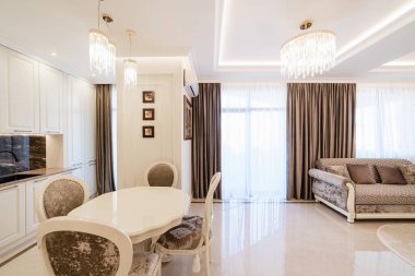 Konutun modern iç tasarımı. Geniş pencereli parlak oda