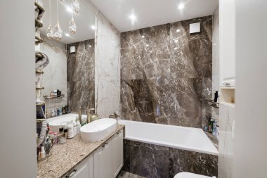 Banyonun modern iç tasarımı. Büyük ayna ve banyo.