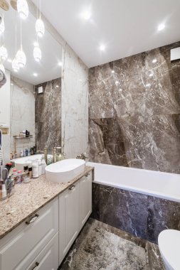 Banyonun modern iç tasarımı. Beyaz mobilya ve banyo.