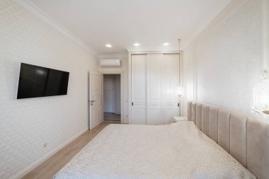 Hafif mobilyalı bir odanın modern iç tasarımı