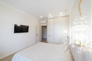 Geniş yataklı bir dinlenme odasının modern iç tasarımı.