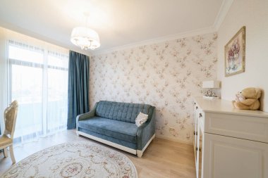 Odanın modern iç tasarımı mavi kanepeli parlak renklerde.