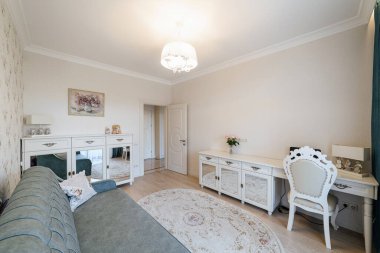 Hafif mobilyaları ve kanepesi olan bir odanın modern iç tasarımı.