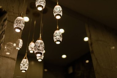 Cam banyodaki avize. bir sürü lamba ve ışık