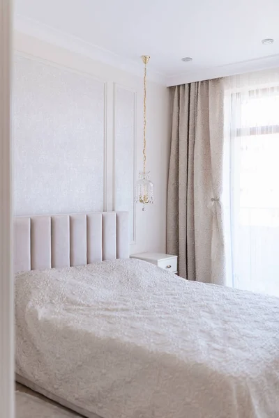 Parlak Bir Odada Büyük Modern Bir Top Yatağı — Stok fotoğraf