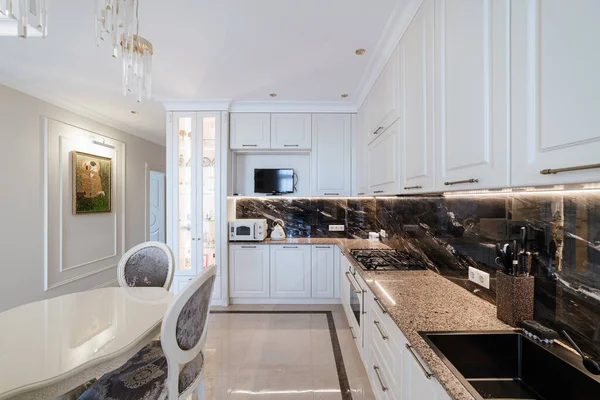 Modern iç tasarım. Beyaz cepheli modern mutfak