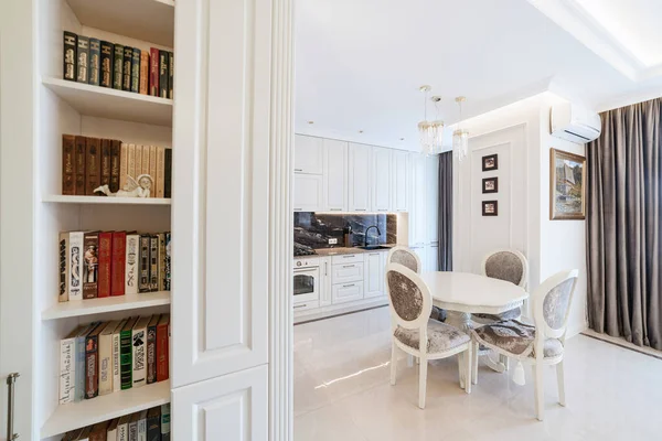 Evin Modern Tasarımı Mutfak Oda Beyaz Tonlarda — Stok fotoğraf