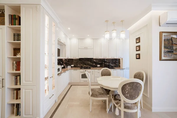 Konutun Modern Tasarımı Masalı Beyaz Ferah Mutfak — Stok fotoğraf