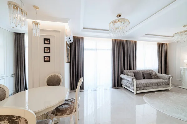 Evin Modern Tasarımı Masası Kanepesi Olan Beyaz Bir Oda — Stok fotoğraf