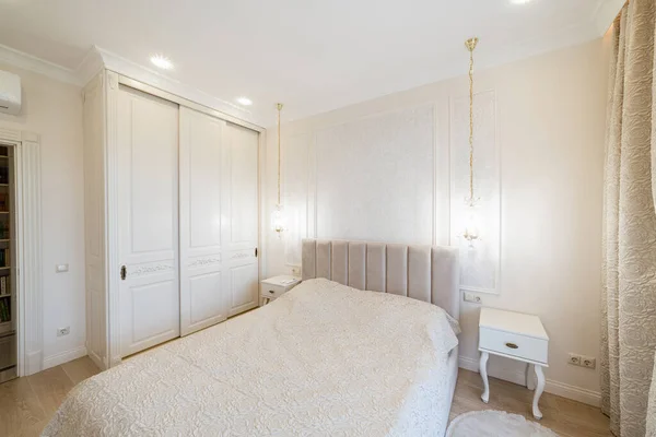 Modern Interior Design Bright Room Bed —  Fotos de Stock