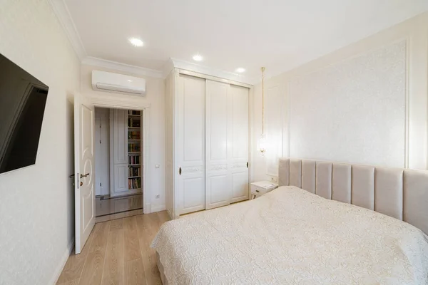 Modern Interior Design Room Bed White Closet —  Fotos de Stock