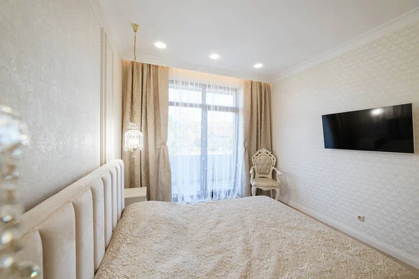 Geniş pencereli ve yataklı bir odanın modern iç tasarımı