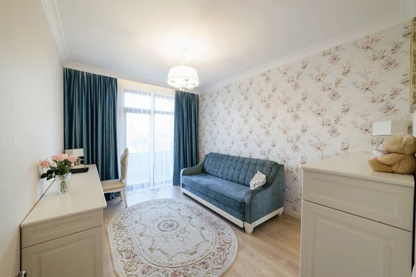 Mavi kanepeli bir odanın modern iç tasarımı.