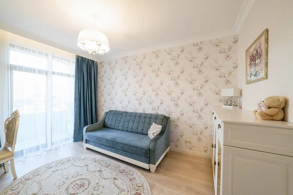 Odanın modern iç tasarımı mavi kanepeli parlak renklerde.