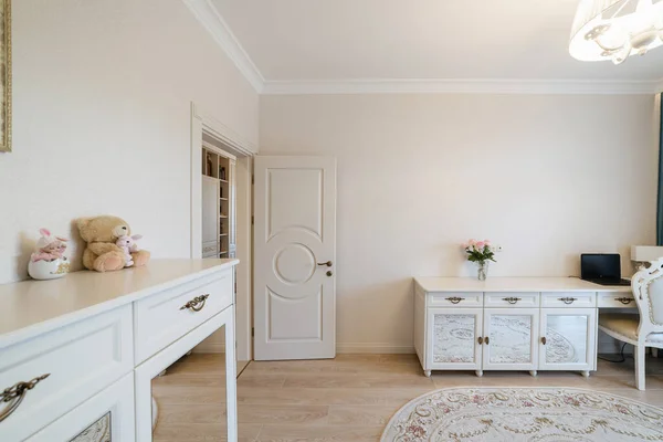 Moderne Inneneinrichtung Des Raumes Hellen Farben Weiße Möbel Und Teppich — Stockfoto