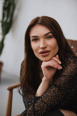 Arka planda siyah saçlı bir kızın fotoğrafı.