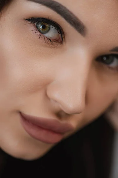 Menina Bronzeada Com Olhos Verdes Olha Para Câmera — Fotografia de Stock