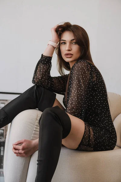 Jovem Menina Bonita Sentada Uma Cadeira Vestido Preto — Fotografia de Stock