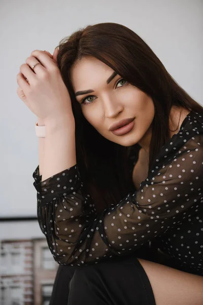 Chica Con Pelo Oscuro Vestido Oscuro Con Las Manos Cerca —  Fotos de Stock