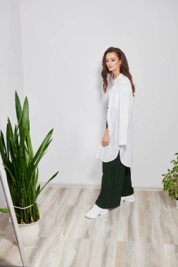 Arka planda şık giyinmiş genç bir kız.