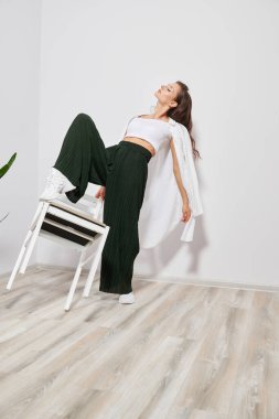 Beyaz arka planda şık kıyafetler giyen bir kızın unsurları