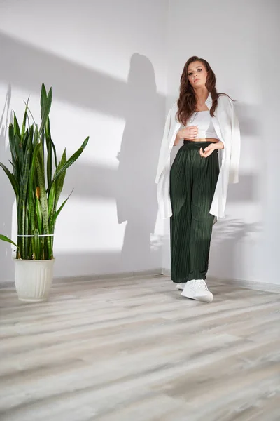 Photo Girl Green Pants Green Plant — Stock Photo, Image